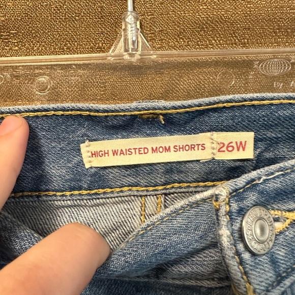 NWT Levi's Women's High Waisted Mom Shorts Distressed Size 26W - Picture 2 of 5